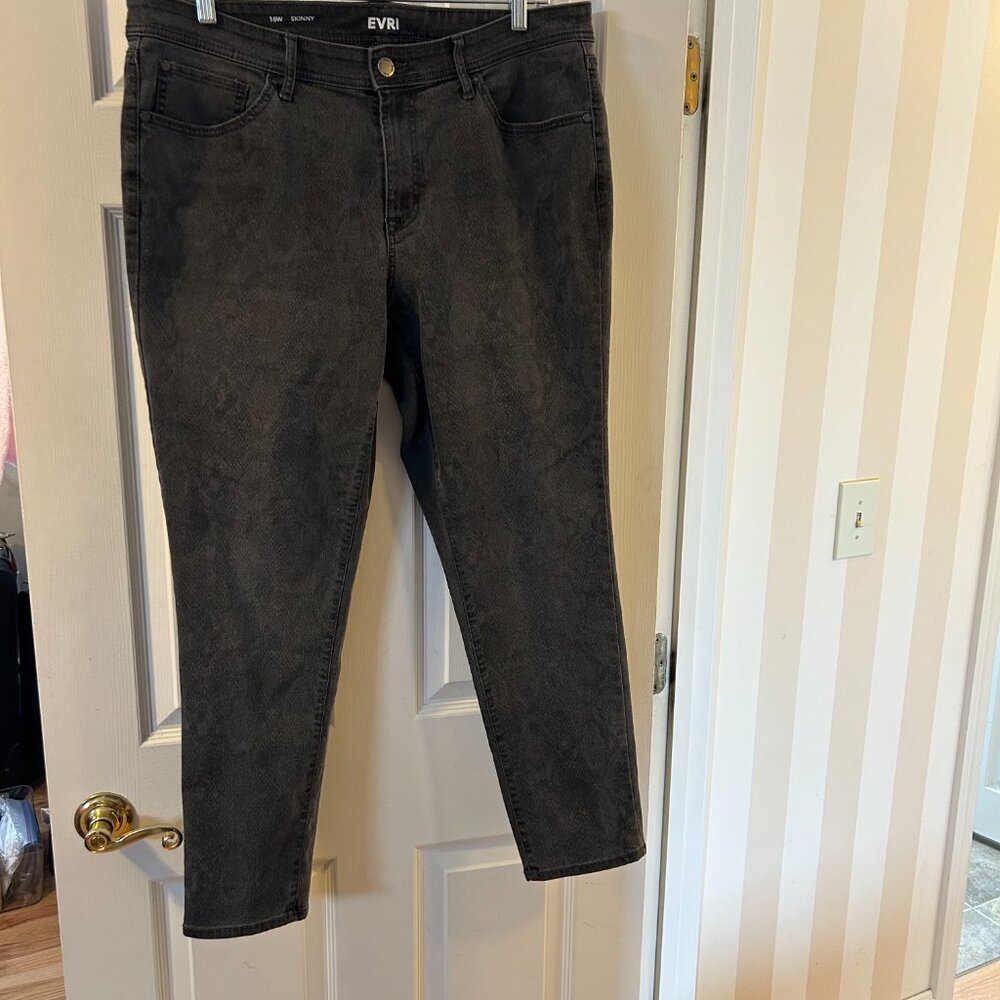 EVRI Cool Grey subtle Snakeskin-design Jeans Size 16W Skinny